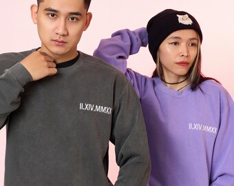 Sudadera personalizada con números romanos en colores cómodos - Suéteres bordados para aniversario de pareja - Conjunto a juego para San Valentín