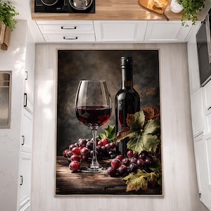 Könnte beinhalten: Ein Stillleben mit einer Weinflasche, einem mit Rotwein gefüllten Weinglas und einer Traube. Grüne und braune Blätter sind um die Flasche und das Glas angeordnet. Der Hintergrund ist eine dunkle, strukturierte Oberfläche.