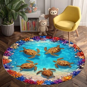 Peut inclure: Tapis rond représentant une scène sous-marine avec cinq tortues de mer dans une piscine turquoise. La bordure du tapis présente des coraux et des plantes aquatiques colorés, créant un revêtement de sol décoratif et vivant. Diamètre : environ 150 cm.