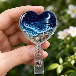Ocean Night Heart-märkesrulle, utdragbar ID-hållare med månbelysning på stranden, kustmärkesklämma med sjöstjärna och snäckskal, present till sjuksköterska och lärare