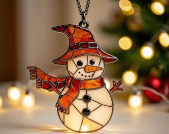 手作りのステンドグラスの雪だるまサンキャッチャー（赤い薄っぺらな