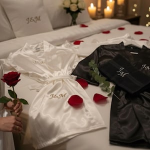 Conjunto de regalo de boda personalizado: bata de satén bordada con iniciales y toalla a juego - Regalo de lujo para parejas - Traje de preparación nupcial