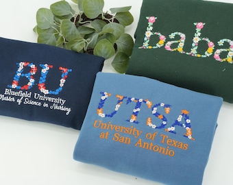 Anpassad broderad blommig collegetröja: Personlig blommig tröja med bokstäver, present till universitetsstudentförening