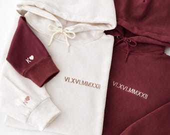 Individuell gestickter Datum Hoodie mit römischer Ziffer - Passendes Paar Valentinstag Geschenk - Personalisierter Jahrestag Hoodies