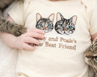 Body de bebé bordado con la frase "Nuevo mejor amigo felino" - Retrato de gato personalizado a partir de una foto - Regalo personalizado para amantes de los gatos o para baby showers
