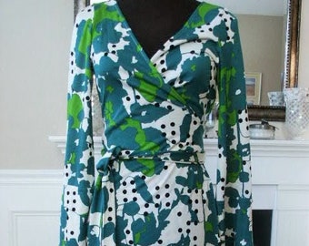 90's DVF Diane Avon Furstenberg Woman's Green White Silk Wrap Short  Above Knee Dress Geometric Print Long Sleeves Size 10