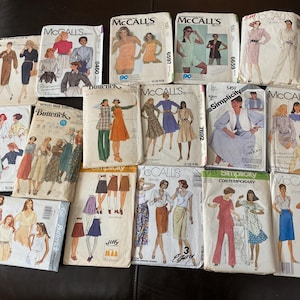 Könnte beinhalten: Eine Sammlung von Vintage-Schnittmusterumschlägen mit verschiedenen Designs für Kleider, Röcke und Blusen. Die Muster stammen von Marken wie McCall's, Butterick und Simplicity und zeigen Retro-Modestile.