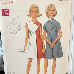 Puede incluir: Patrón de costura vintage para un vestido, Butterick 4993, talla 14, busto 91 cm. El patrón presenta a dos mujeres con diferentes versiones del vestido, una en blanco y rojo, la otra en gris. El patrón incluye instrucciones para agrandar las caderas y subir el hombro interior.