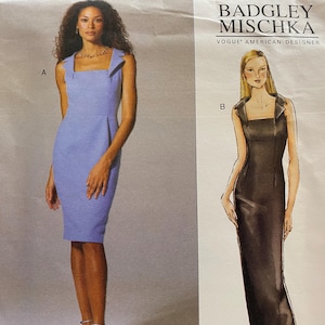 Puede incluir: Un patrón de costura para dos vestidos, uno en color azul claro y el otro en negro. El patrón es de Badgley Mischka, un diseñador estadounidense de Vogue.