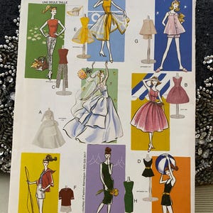 Può includere: Modello di cucito vintage Vogue craft 7559. Il modello presenta illustrazioni di vari modelli di abbigliamento femminile, tra cui abiti e completi. La copertina ha un design colorato con il testo "Vogue craft" e "7559 Pattern/Patron".