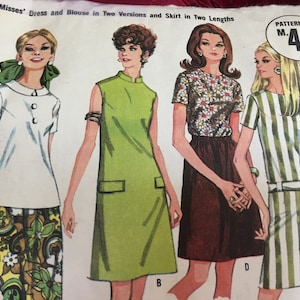 Può includere: Una busta per cartamodello con l'etichetta Pattern M 44 Large, che mostra illustrazioni di quattro outfit: una camicetta bianca con gonna fantasia, un abito senza maniche verde lime, un top a fiori con gonna marrone e un abito a righe verdi e bianche.