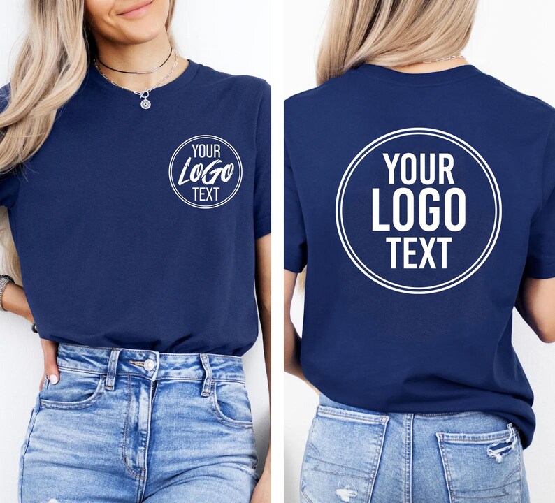 Pu&ograve; includere: Una t-shirt a maniche corte blu navy con una grafica circolare bianca sul petto sinistro e una versione pi&ugrave; grande della stessa grafica sul retro. La grafica contiene il testo YOUR LOGO TEXT in un carattere sans-serif in grassetto all'interno di un doppio cerchio.