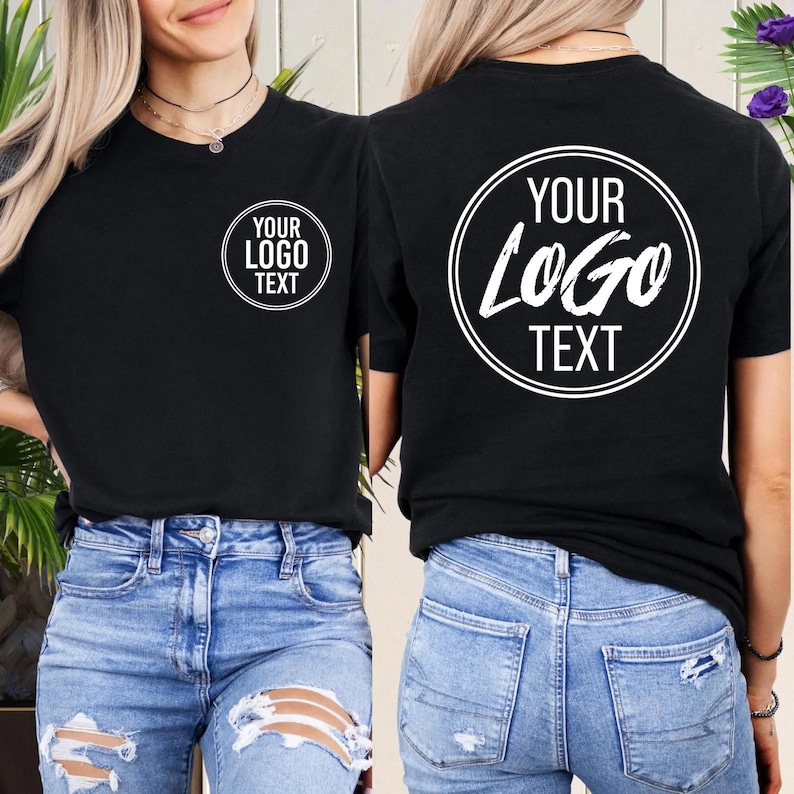 Pu&ograve; includere: Una t-shirt nera a maniche corte con una grafica circolare bianca sul petto sinistro e una grafica circolare corrispondente pi&ugrave; grande sul retro. Entrambe le grafiche contengono il testo YOUR LOGO TEXT in grassetto all'interno di un cerchio.