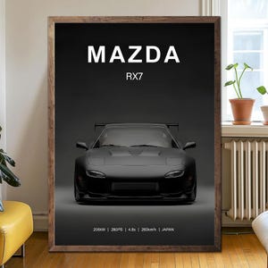 Könnte beinhalten: Gerahmter Druck mit einem schwarzen Mazda RX7 Sportwagen. Das Auto ist vor einem dunkelgrauen Hintergrund zentriert, mit dem Wort "MAZDA" darüber und "RX7" darunter. Der Druck enthält Leistungsdaten: 206KW | 280PS | 4,8s | 260km/h | JAPAN.