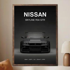 Könnte beinhalten: Gerahmter Druck mit einem schwarzen Nissan Skyline R34 GTR. Das Auto ist vor einem dunklen Hintergrund zentriert, mit dem Wort "NISSAN" und "SKYLINE R34 GTR" in weißem Text oben. Leistungsdaten sind unten angegeben.