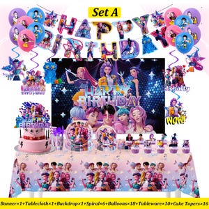 Puede incluir: Un conjunto de decoraci&oacute;n para fiestas con una pancarta de "Happy Birthday", globos y vajilla. El conjunto presenta un esquema de color rosa y morado con personajes de dibujos animados. Incluye una tarta, un mantel y adornos para cupcakes.