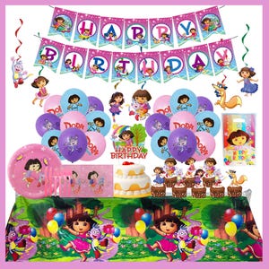 Könnte beinhalten: Ein Dora the Explorer-Geburtstagsparty-Set. Enthält ein Banner mit der Aufschrift "Happy Birthday", Luftballons, Teller, Becher, einen Kuchen und Cupcake-Topper. Das Farbschema ist rosa, lila, blau und gelb.