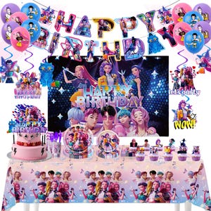 Puede incluir: Un conjunto de decoraci&oacute;n para fiestas de cumplea&ntilde;os con un mantel rosa, globos, pastel y pancartas. El conjunto incluye una pancarta de 'Feliz Cumplea&ntilde;os', globos tem&aacute;ticos de personajes y un pastel con una decoraci&oacute;n. La combinaci&oacute;n de colores es predominantemente rosa, morado y azul.