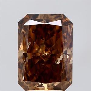 Könnte beinhalten: Ein Diamant im Radiant-Schliff in Cognac-Farbe. Der Edelstein hat eine rechteckige Form mit geschnittenen Ecken und eine komplexe Innenstruktur, die das Licht reflektiert. Die Facetten des Diamanten erzeugen ein Spiel aus Licht und Schatten und zeigen seine Brillanz. Die Gesamtfarbe ist ein sattes, warmes Braun.