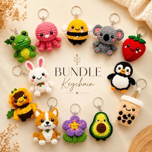 Può includere: Una collezione di dodici portachiavi all'uncinetto raffiguranti vari personaggi tra cui una rana, un polpo, un'ape, un koala, una fragola, un coniglio, un pinguino, un girasole, un cane, un fiore, un avocado e un tè boba.