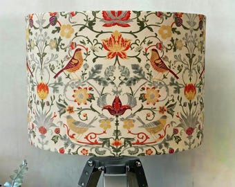 Paralume fatto a mano di William Morris, Fragola Ladra, per tavolo, pavimento, soffitto e lampada a sospensione.