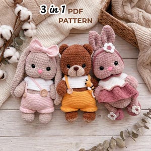 Peut inclure: Trois animaux en peluche crochetés : un ours brun en salopette jaune et deux lapins en tenues roses. Le lapin de gauche a de longues oreilles et un nœud. Le texte "3 in 1 PDF PATTERN" est en haut. Les jouets sont sur une surface en bois.