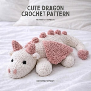 Peut inclure: Un dragon en crochet fait main, blanc et rose. Le dragon a des yeux noirs, des cornes, des ailes et des détails de queue roses. Le texte "CUTE DRAGON CROCHET PATTERN" et "BEGINNER TO INTERMEDIATE" sont visibles.