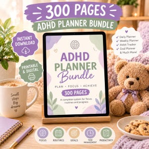 Puede incluir: Una tableta digital en un soporte de madera que muestra un paquete de planificador TDAH de 300 páginas, con el texto Plan, Focus, Achieve y A complete system for focus, routines and progress, rodeada por una taza, un bolígrafo y un osito.