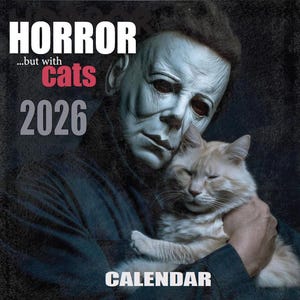 Peut inclure: Calendrier 2026 sur le thème de l'horreur, avec une personne portant un masque de Michael Myers tenant un chat duveteux. Les mots "HORROR...but with cats" sont affichés en haut, avec "CALENDAR" en bas.