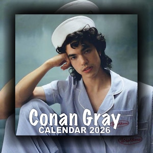 Peut inclure: Calendrier Conan Gray avec le texte "Conan Gray CALENDAR 2026". L'image montre une personne portant un chapeau blanc et un pyjama à rayures bleues.