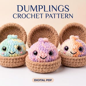 Peut inclure: Trois boulettes en peluche crochetées dans des paniers en fil marron, chacune avec de grands yeux noirs et un sourire brodé. Les boulettes présentent un fil pastel panaché bleu, jaune, violet et orange. Texte DUMPLINGS CROCHET PATTERN et DIGITAL PDF.