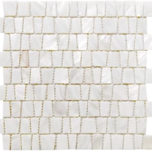 Puede incluir: Lámina de azulejos de mosaico blanco con acabado nacarado. Los azulejos rectangulares están dispuestos en un patrón de cuadrícula. Las líneas de lechada beige claro proporcionan un contraste sutil. Adecuado para proyectos de diseño de interiores.