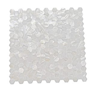 Könnte beinhalten: Weiße sechseckige Mosaikfliesen aus Perlmutt. Die Fliesen sind in einem Wabenmuster angeordnet und bilden eine strukturierte Oberfläche. Die schillernden Fliesen reflektieren das Licht und zeigen eine Reihe subtiler Farben.