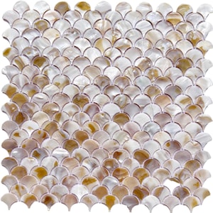 Pode incluir: Uma folha de azulejo de mosaico quadrado com um padrão repetitivo em forma de leque. Os azulejos têm um acabamento perolado com uma mistura de tons brancos, creme e castanho-dourado, criando um efeito brilhante. Ideal para backsplashes ou paredes de destaque.