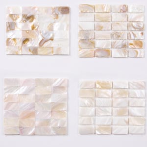 Può includere: Quattro composizioni quadrate di piastrelle rettangolari in madreperla. Le piastrelle variano di colore, con sfumature di bianco, crema e oro. Le piastrelle sono disposte a motivo di mattone, per progetti di interior design.