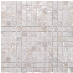 Puede incluir: Una lámina de mosaico cuadrado compuesta por numerosas baldosas cuadradas pequeñas. Las baldosas tienen un acabado nacarado e iridiscente con sutiles variaciones de color, que van del blanco al blanquecino y toques de beige. Las baldosas están dispuestas en un patrón de cuadrícula.