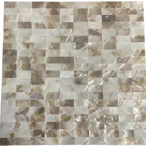 Może przedstawiać: Kwadratowy wzór mozaiki z wielu prostokątnych elementów. Płytki są głównie białe, z subtelnymi odcieniami beżu i szarości, tworząc efekt perłowy. Układ sugeruje dekoracyjną powierzchnię.