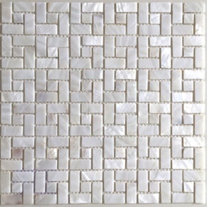 Op de afbeelding: Vierkante mozaïektegel met een herhalend patroon van rechthoekige en vierkante stukken. De tegels zijn parelmoerwit met subtiele kleurvariaties, wat een glinsterend effect creëert. Ideaal voor achterwanden of badkamermuren.