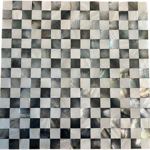 Mosaico de madrepérola quadriculado em preto e branco