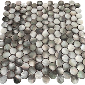 Può includere: Un foglio di piastrelle a mosaico quadrato composto da numerose tessere rotonde, iridescenti, in madreperla. Le tessere variano in tonalità di grigio, bianco e nero, creando un motivo sottile e strutturato. Adatto a varie applicazioni di design.