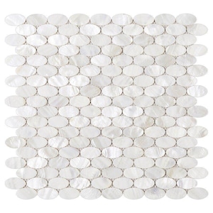 Pode incluir: Uma folha de azulejo de mosaico composta por inúmeras peças brancas em forma oval. Os azulejos estão dispostos num padrão de grade, criando uma superfície texturizada. Os azulejos têm um brilho perolado, refletindo a luz. Ideal para salpicos de casa de banho ou cozinha.