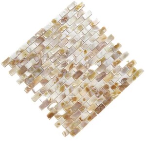 Op de afbeelding: Een vierkante mozaïektegelplaat bestaande uit kleine, rechthoekige tegels. De tegels hebben een parelmoer, iriserende afwerking met tinten wit, beige en bruin. De opstelling is in een baksteenpatroon, geschikt voor achterwanden of accentmuren.