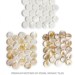 Può includere: Tre campioni di piastrelle a mosaico in madreperla di alta qualità. Le piastrelle sono disposte a griglia, ognuna con una forma rotonda e piccola. I colori variano dal bianco all'oro. Il testo in basso recita: PREMIUM MOTHER-OF-PEARL MOSAIC TILES 3 SAMPLE SHEET VARIETY SET.