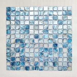 Puede incluir: Lámina de azulejos de mosaico cuadrados en tonos azules y blancos. Los azulejos son pequeños, con un acabado brillante, y están dispuestos en un patrón de cuadrícula. Las variaciones de color crean un efecto marmolado, adecuado para proyectos de decoración.