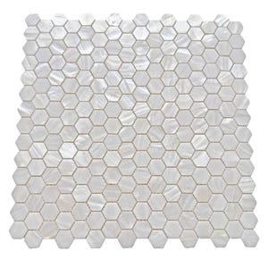 Può includere: Un foglio di mosaico composto da numerose piastrelle esagonali bianche e iridescenti. Le piastrelle hanno una lucentezza perlacea, creando un effetto scintillante. La disposizione è uniforme, adatta a varie applicazioni di design.