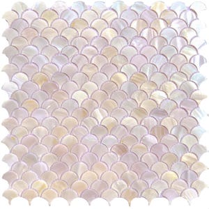 Puede incluir: Una lámina de mosaico cuadrada con un patrón de baldosas superpuestas en forma de abanico. Las baldosas tienen un acabado nacarado con una mezcla de tonos blancos, crema y rosa pálido. El efecto general es una superficie brillante e iridiscente.