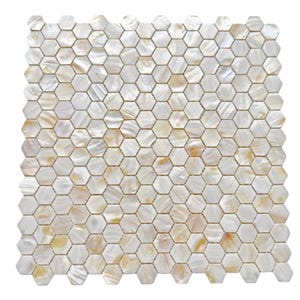Puede incluir: Una lámina de mosaico compuesta por numerosas baldosas hexagonales. Las baldosas tienen una calidad nacarada e iridiscente con una mezcla de tonos blancos, crema y dorados. El patrón es uniforme, creando una superficie visualmente atractiva.