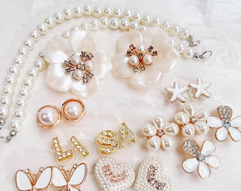 Alfileres de zapatos con nombre personalizado, dijes para cocodrilo, accesorios con dijes para cocodrilo, exquisito juego de accesorios para zapatos con flor rosa/perla, regalo de cumpleaños, regalo de boda