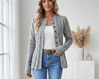 Cárdigan plisado de punto trenzado: prenda de punto elegante con botones