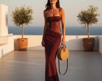 Vestido largo de encaje con tirantes estilo años 20: cintura alta, tirantes finos.